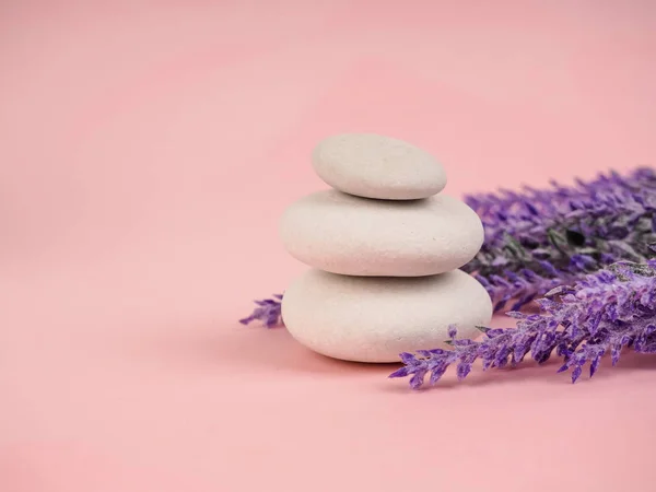 Piedras Zen sobre fondo rosa abstracto. Relájate todavía Lif — Foto de Stock