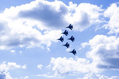Havada üç uçak, hava gösterisinde Rus uçakları gökyüzünde figürler, gökte kalp, döngü