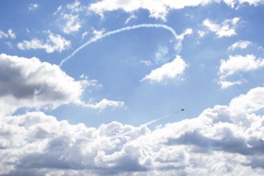 Hava gösterisindeki Rus uçakları gökyüzünde figürler, gökte kalp, döngü,
