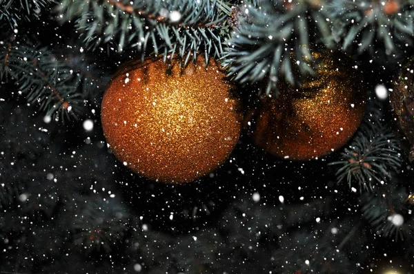 Boules de Noël sur l'arbre de Noël, cadeaux, fond coloré pour les cartes, de nombreux objets. Fond de Noël avec lumière bokeh. Fond flou de Noël — Photo