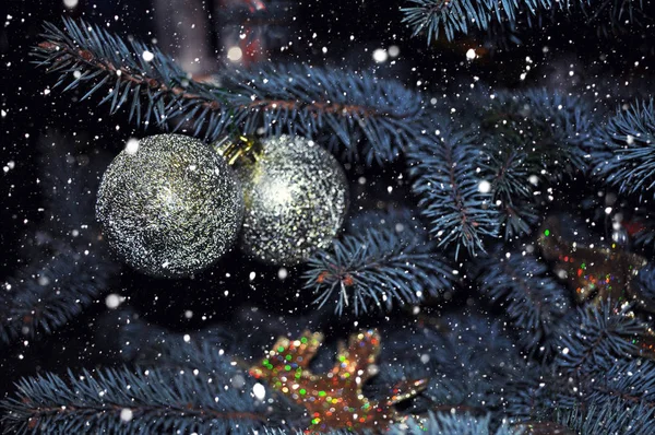 Bolas de Natal na árvore de Natal, presentes, fundo colorido para cartões, muitos objetos. Fundo de Natal com luz bokeh. fundo de Natal desfocado — Fotografia de Stock