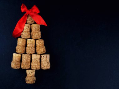 Noel ağacı siyah arka plan üzerinde mantarlar tarafından şekillendirilen, pembe ve kırmızı kurdeleler kavramı Noel ile, kopya alanı, düz yatıyordu