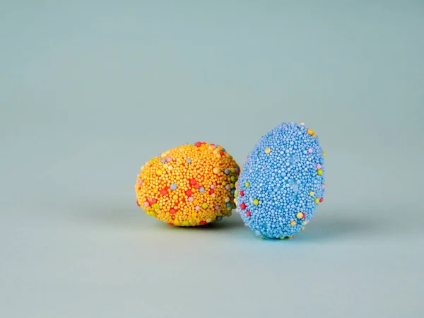 푸른 배경에 화려 한 부활절 달걀. — 스톡 사진