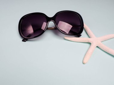 Tatil malzemeleri Hasır şapka, güneş gözlükleri Mavi bir ahşap üzerinde