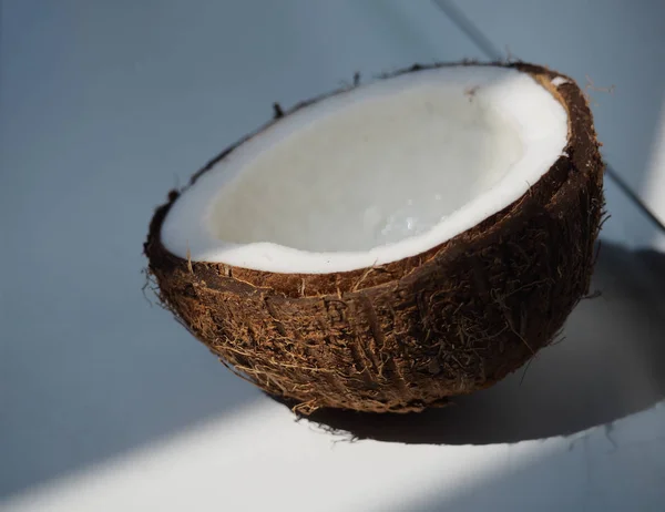 O coco quebrado em um tom de néon como o fundo, cartão pronto — Fotografia de Stock