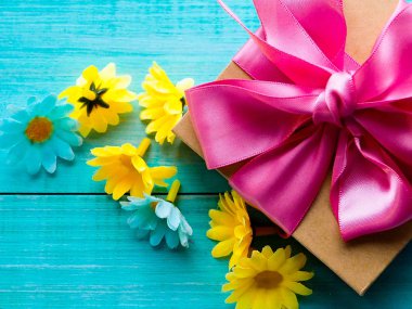 Kurdelelerle sarılı bayram tasarım şablonu. Çiçeklerle süslenmiş pembe arka plan. Doğum günü, sevgililer günü, anneler günü, kutlama konsepti.