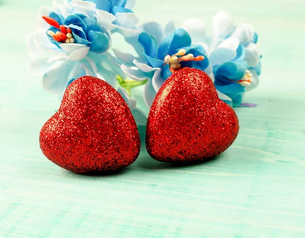 Rood hart als symbool van de liefde op Valentijnsdag op een blauwe houten achtergrond, klaar wenskaart. Een symbool van liefde en trouw aan de bruiloft — Stockfoto