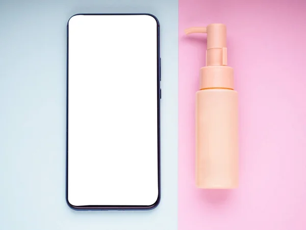 Mock up lege lege smartphone scherm op roze beige mode cosmetische vrouwelijke accessoire geschenken te koop platte lay achtergrond, online app winkelen in mobiele e-commerce technologie concept, verticale bovenaanzicht — Stockfoto