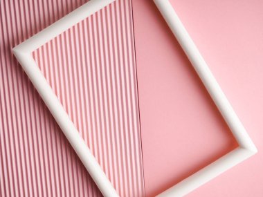 Pembe arkaplanda beyaz çerçeve.