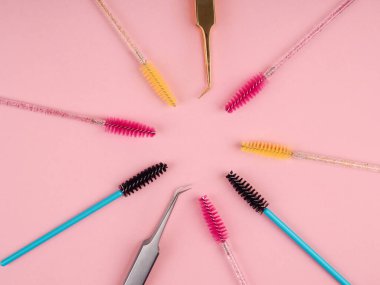 Bir sürü kirpik cımbız, kadınlar için kirpik uzatma araçları.