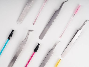 Kirpik uzatma araçları beyaz arka plan üzerinde. Kirpik uzantıları için aksesuarlar. Suni kirpikler