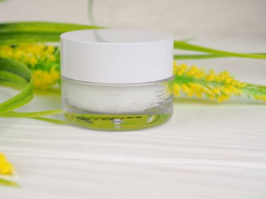 Beyaz arka planda nemlendirici yüz kremi kabı. Moda kadını hala hayatta. Pop kadın şeyleri, ilaç ve kozmetik tema
