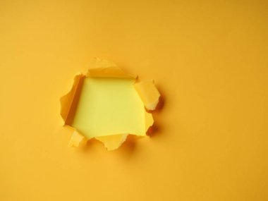 Mesajınız için yırtık kağıt ve yere sahip arkaplan, kağıttaki delikler trend oluyor