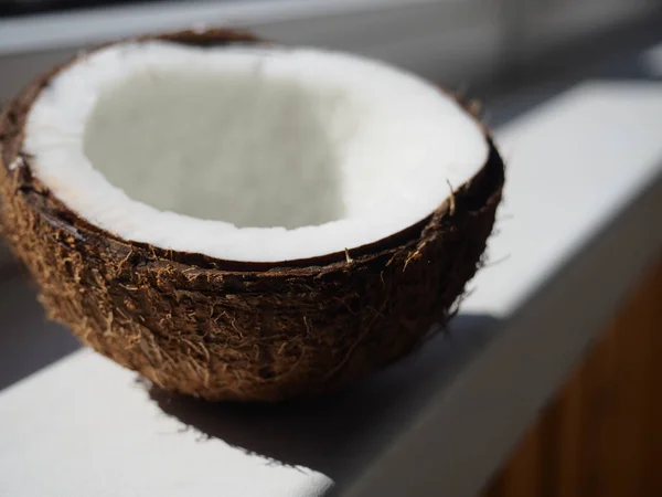 Perto de um coco em um fundo branco — Fotografia de Stock