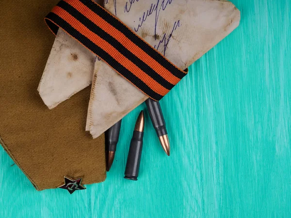 9 мая, День Победы. Лента Джорджа, письма, патроны, кепка. традиционный символ Дня Победы 1945 года. Россия — стоковое фото
