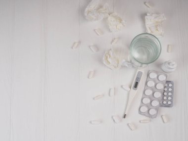 Plastik pakette haplar. Sağlık ve ilaç kavramı. Coronavirus 2019-nCoV, termometre, akıcı burun, hastalığın tedavisi.
