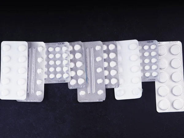 Pillen in Plastikverpackung. Konzept der Gesundheitsfürsorge und Medizin. Coronavirus 2019-nCoV, Thermometer, laufende Nase, Behandlung der Krankheit — Stockfoto