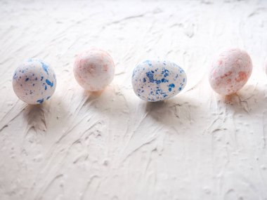 Mavi arka planda beyaz köpüklü yumurtalar. Düz yerde, üst tarafta. Paskalya konsepti.