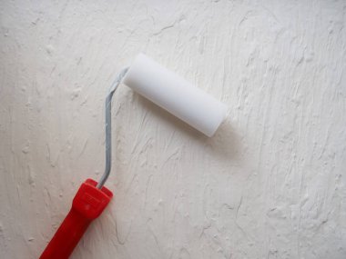 Boya işi için bir araç. Spatula ve fırça. Tamir edilecek eşyalar. Tahtaya macun sürmek için fırça ve spatula kullanan bir müteahhit. Reklam için boş yer, metin. Otantik fotoğraf, macunu onardıktan sonra gerçek fırça, gerçek tamir görüntüsü.