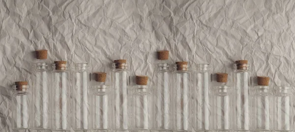 Маленькие Стеклянные Бутылки Мятой Бумаге Баннере Лекарствах Научных Исследованиях Маленькие — стоковое фото