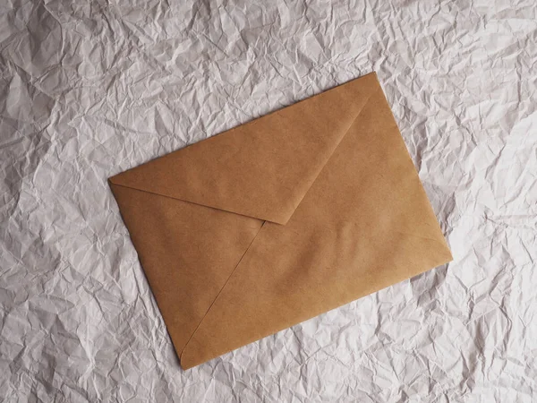 Envelop Van Kraftpapier Ligt Verfrommeld Papier Opmerking Van Een Papier — Stockfoto