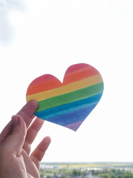 Rainbow Heart Lgbt Rights Koncept Handen Håller Ett Hjärta Målat — Stockfoto