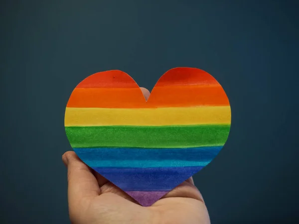 Rainbow Heart Lgbt Rights Koncept Handen Håller Ett Hjärta Målat — Stockfoto