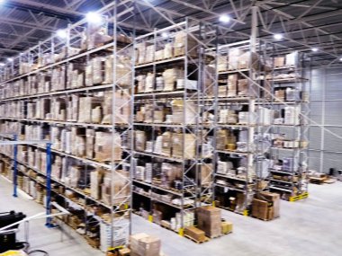 Depo bulanıklaştı, raflardan oluşan Panorama modern depoda kutularla.