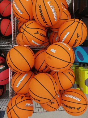 Büyük bir spor mağazasında farklı oyunlar için harika bir karışım seçimi.