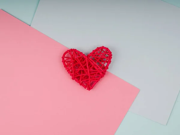Rött hjärta, rött korghjärta på de färgglada bladen, allt stöd och kärlek — Stockfoto