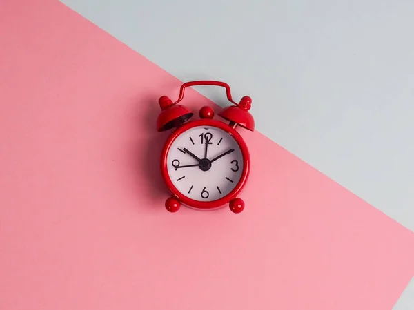 Metal retro antika çalar saat uyandırma klipleri pano, kağıt sayfa kalem not defteri yalan renk arkaplan boş metin ofis okulunda ne yapılacağı önemli olaylar.