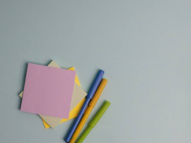 Kayıtları engelle. Notlar için kağıt. Renkli. Yakın plan. Notlar için etiket yığını, metin için boşluk