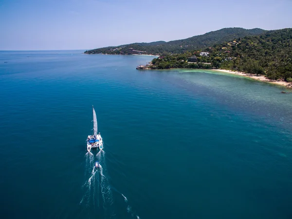 Yelkenli tekne deniz üzerinde yürüyüş havadan görünümü — Stok fotoğraf