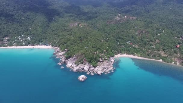 Vista aérea de la playa con aguas poco profundas — Vídeo de stock