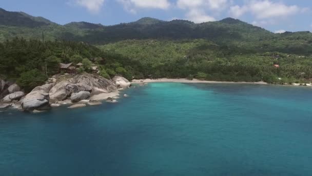 Vista aérea de la playa con aguas poco profundas — Vídeos de Stock