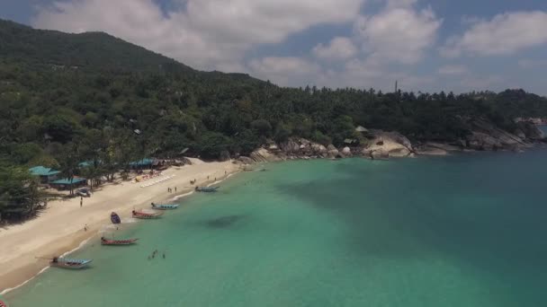 A légi felvétel a strand és a csónakok — Stock videók
