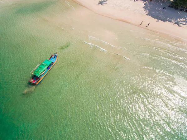 Вид с воздуха на пляж и лодки — стоковое фото
