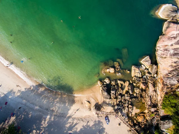 Vista aérea de la playa con aguas poco profundas — Foto de Stock