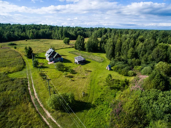 Vista aérea do campo verde na aldeia rural — Fotografia de Stock