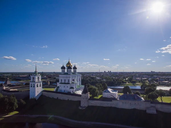 Widok z lotu ptaka Kremla Psków w okresie letnim — Zdjęcie stockowe