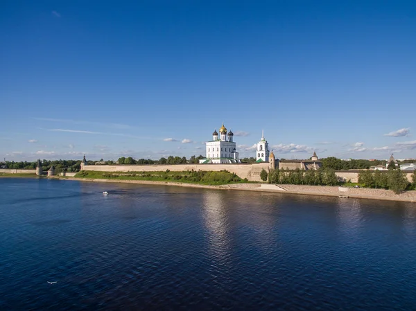 Pskov Kremlin vista aérea na hora de verão — Fotografia de Stock