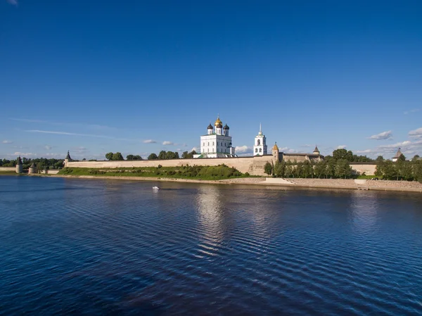 Widok z lotu ptaka Kremla Psków w okresie letnim — Zdjęcie stockowe