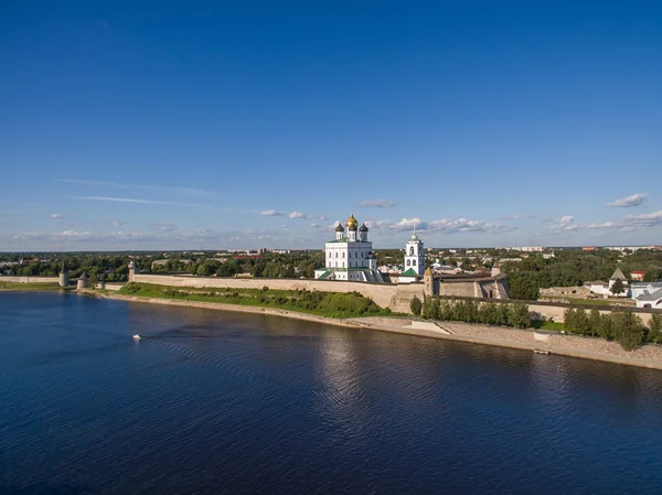 Letecký pohled na Kreml Pskov na letní čas — Stock fotografie