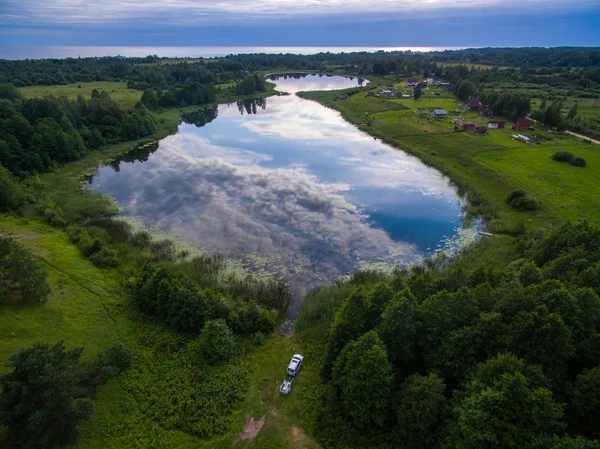 Lago vista aérea no campo na hora de verão — Fotografia de Stock
