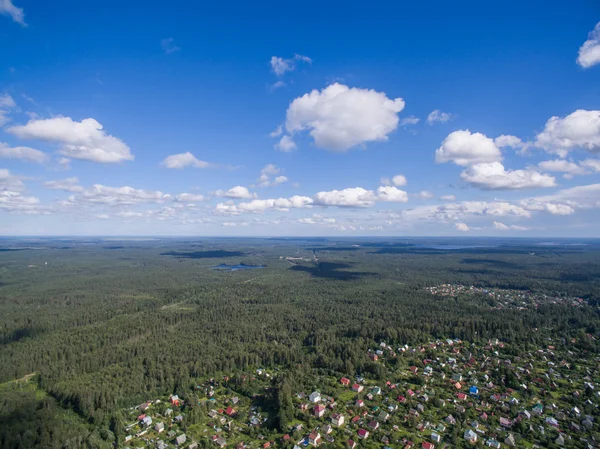 Vista aérea do campo na hora de verão com bom tempo — Fotografia de Stock