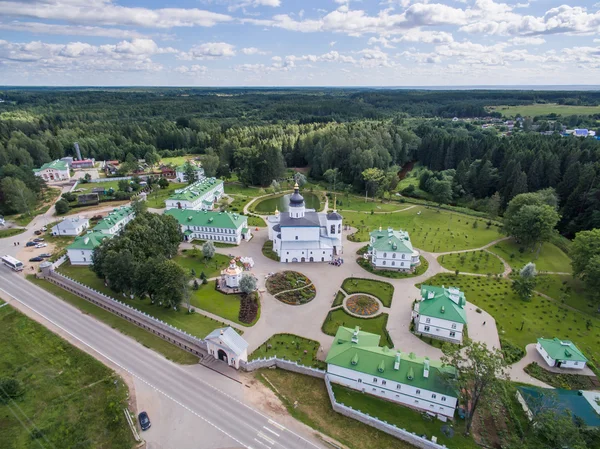 Spaso-elizarovskiy mosteiro tradicional em Pskov Rússia — Fotografia de Stock