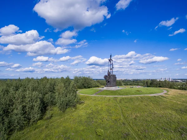 Flygfoto monument av Aleksandr Nevskiy i Pskov Ryssland — Stockfoto