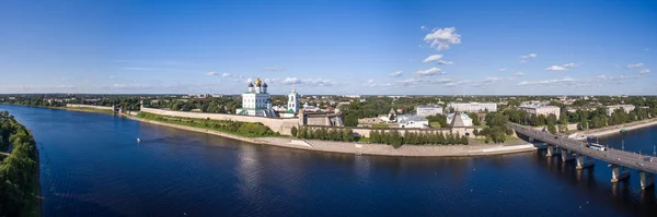 Pskov Kremlin vista aérea panorâmica na hora de verão — Fotografia de Stock