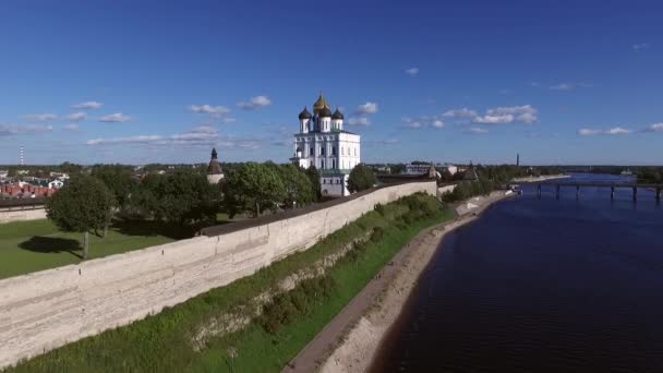 Pskov Kremlin havadan görünümü, yaz saati — Stok video