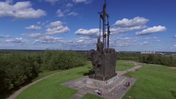 Vista aérea El monumento de Aleksandr Nevskiy en Pskov Rusia — Vídeos de Stock